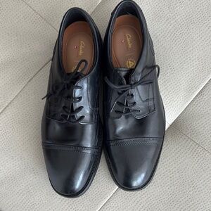 Clarks Black Leather Oxford Shoes Cap Toe Design